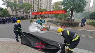 Come si combatte un incendio di veicoli elettrici ad alta intensità?